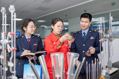 稅助發(fā)展向新進(jìn) 稅宣春風(fēng)更宜人<br><br>近來，各省市稅務(wù)部門緊扣“稅助發(fā)展向新進(jìn)”主題，聯(lián)合企業(yè)技術(shù)咨詢服務(wù)專家團(tuán)隊(duì)，深入各類技術(shù)創(chuàng)新企業(yè)，帶來了溫暖的“稅宣春風(fēng)”。稅務(wù)干部以講解稅收優(yōu)惠為中心，面對面、實(shí)打?qū)嵉鼗貞?yīng)新興科技企業(yè)專項(xiàng)享受的研悉益優(yōu)惠政策；解答數(shù)字經(jīng)濟(jì)賦背景下的稅法申報(bào)等有關(guān)應(yīng)用規(guī)定問題；進(jìn)行辦理及時(shí)年度退補(bǔ)料實(shí)務(wù)；以及暢聊訴求建議共謀利用暢通。<br><br>例如某地域團(tuán)隊(duì)聯(lián)合財(cái)務(wù)管理機(jī)構(gòu)免費(fèi)發(fā)放通俗匯編《稅收寶》，采用模掃免費(fèi)測評法技術(shù)解決定制退稅運(yùn)算方式革新 操作咨詢采取定期媒體
